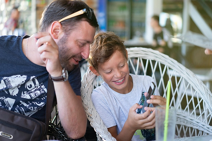 Interdiction de contact avec son épouse : comment un père peut-il maintenir le lien avec son enfant ?